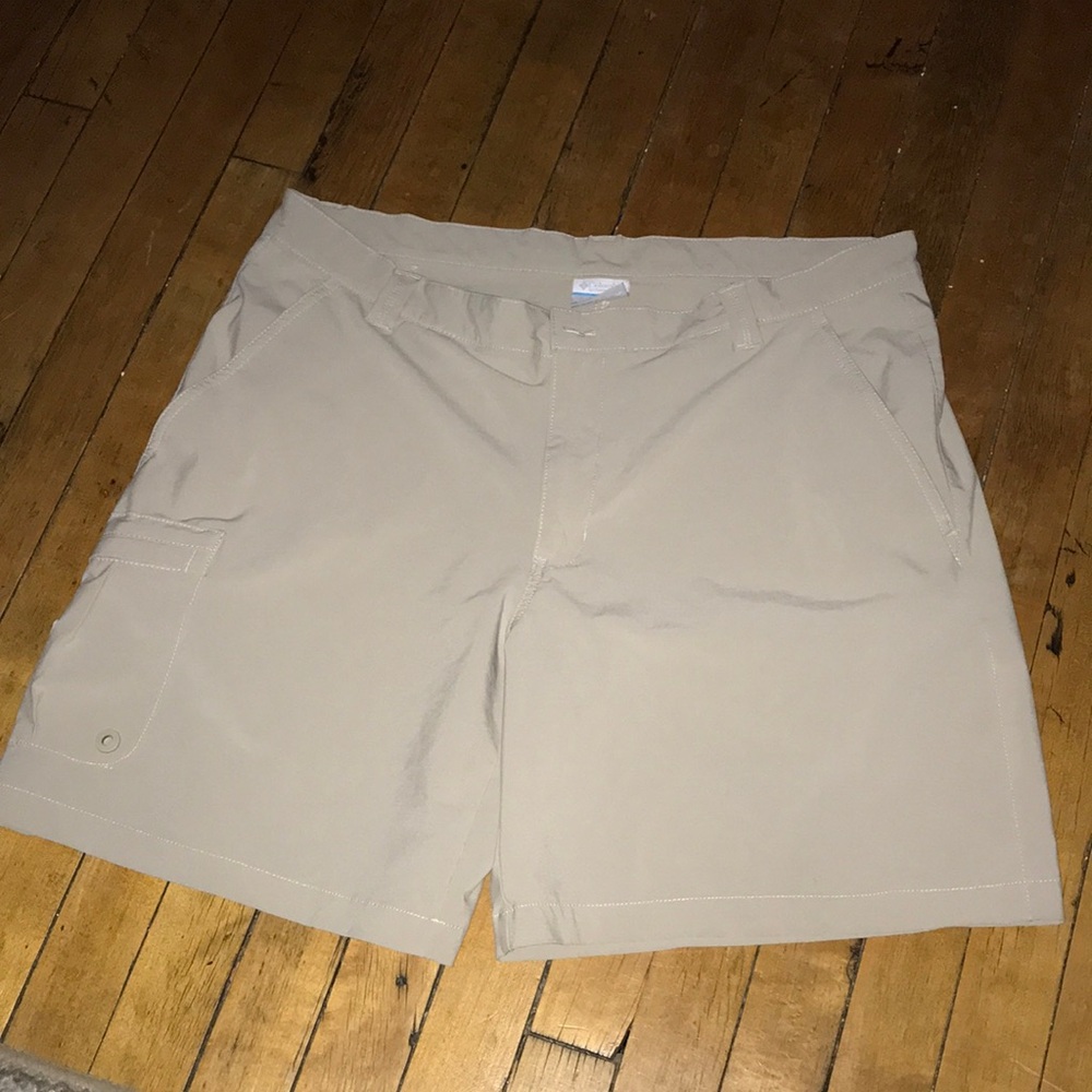 Columbia Men's‎ Khaki Cargo Shorts with Side Utility Pocket